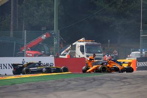 Nico Hulkenberg, Renault Sport F1 Team R.S. 18, crashes into Fernando Alonso, McLaren MCL33, at the start. Marshals come to the aid of Fernando Alonso