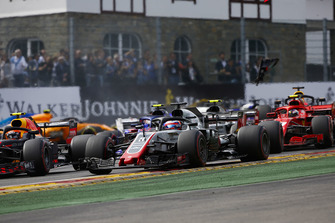 Max Verstappen, Red Bull Racing RB14, Romain Grosjean, Haas F1 Team VF-18, Kevin Magnussen, Haas F1 Team VF-18, Kimi Raikkonen, Ferrari SF71H