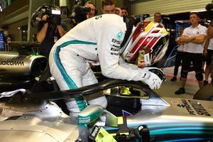 Il poleman Lewis Hamilton, Mercedes-AMG F1 W09 EQ Power+, festeggia nel parco chiuso