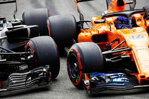 Kevin Magnussen, Haas F1 Team VF-18, and Fernando Alonso, McLaren MCL33, go wheel-to-wheeln