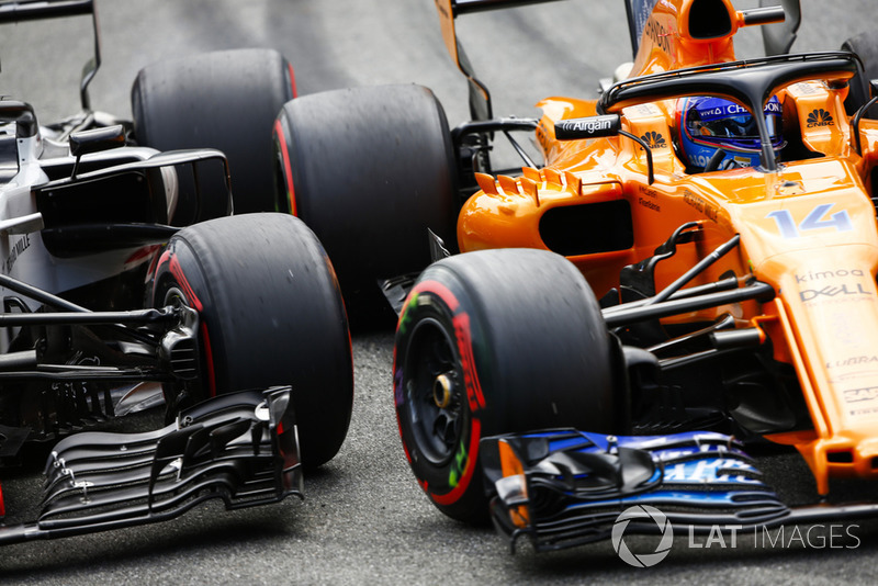 Kevin Magnussen, Haas F1 Team VF-18, y Fernando Alonso, McLaren MCL33, batallan en Monza