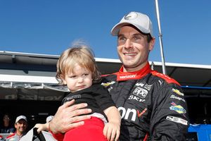 Verizon P1 Pole Award-winnaar Will Power, Team Penske Chevrolet met zoon Beau William