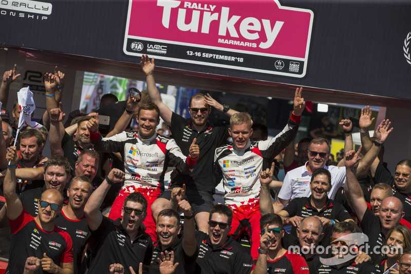 Les vainqueurs Ott Tänak, Martin Järveoja, Toyota Gazoo Racing WRT Toyota Yaris WRC, et leur équipe