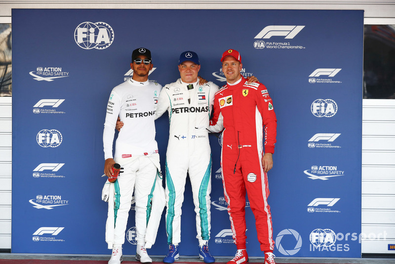 Top 3 después de la clasificación, ganador de la pole Valtteri Bottas, Mercedes AMG F1, segundo Lewis Hamilton, Mercedes AMG F1, tercero Sebastian Vettel, Ferrari