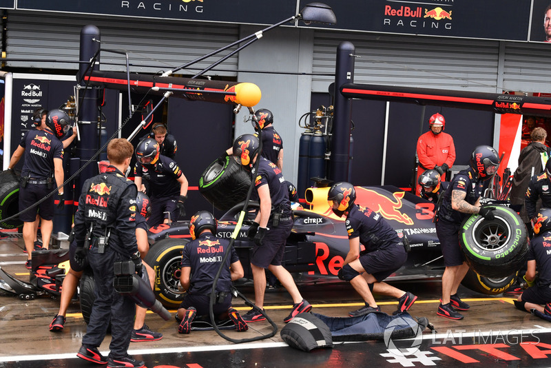 Daniel Ricciardo, Red Bull Racing RB14 pit stop