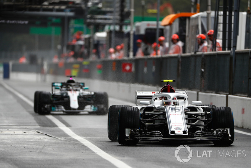 Charles Leclerc, Sauber C37, Lewis Hamilton, Mercedes AMG F1 W09