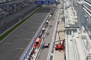 Esteban Ocon, Racing Point Force India VJM11 et Kimi Raikkonen, Ferrari SF71H dans la voie des stands