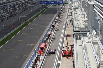 Esteban Ocon, Racing Point Force India VJM11 et Kimi Raikkonen, Ferrari SF71H dans la voie des stands