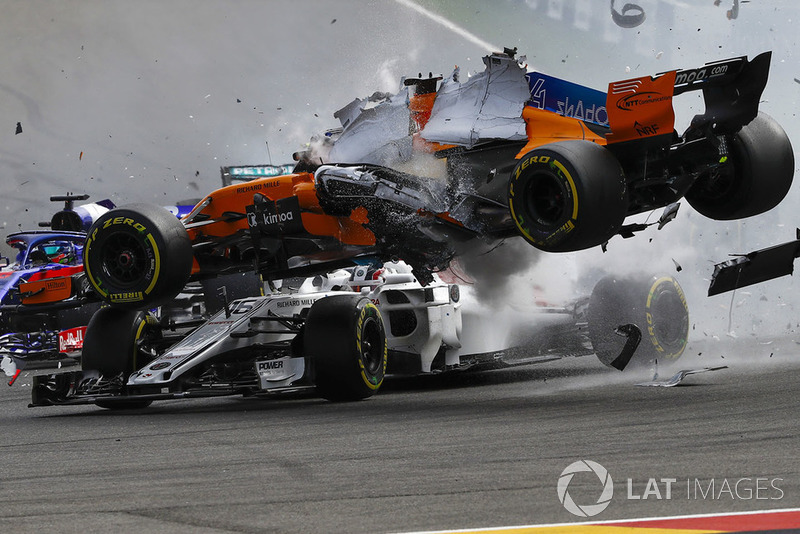 Charles Leclerc, Sauber C37, Fernando Alonso, McLaren MCL33