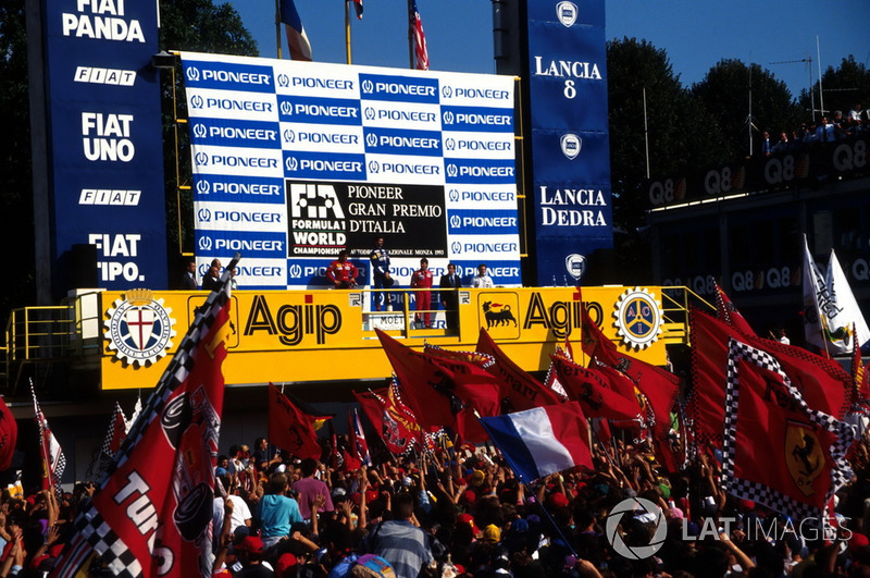 Podio: ganador de la carrera Damon Hill, Williams, segundo lugar Jean Alesi; Ferrari, tercer lugar Michael Andretti, McLaren