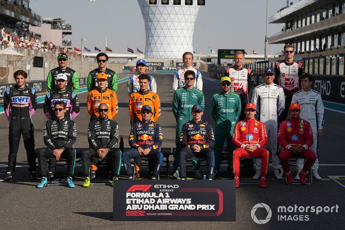 Os pilotos de 2024 alinham-se na grelha para uma fotografia de fim de época