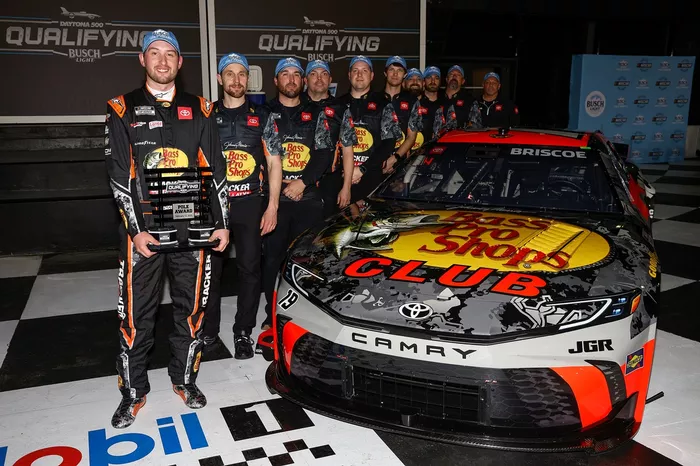 Pole sitter Chase Briscoe, Joe Gibbs Racing Toyota con el equipo