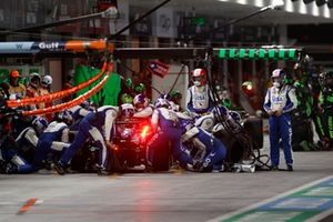 Liam Lawson, VCARB 01, hace una parada en boxes