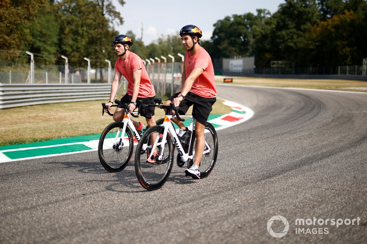 Max Verstappen y Sergio Pérez (Red Bull Racing RB16B) en bicicleta durante el track-walk.