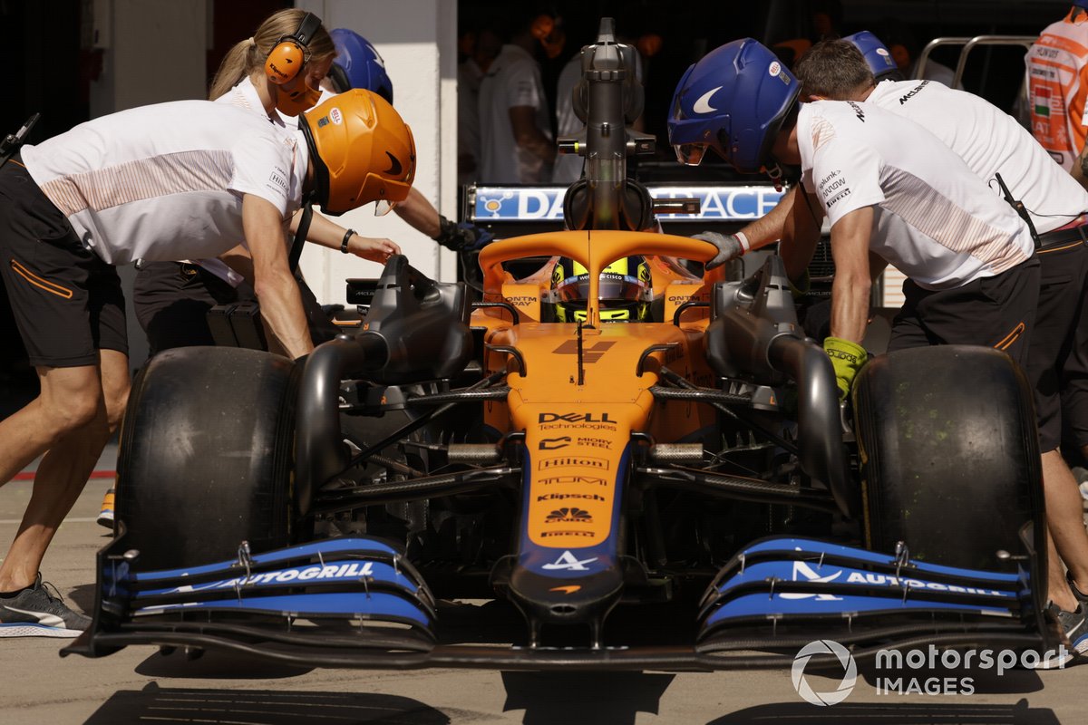 Lando Norris, McLaren MCL35M, torna in garage
