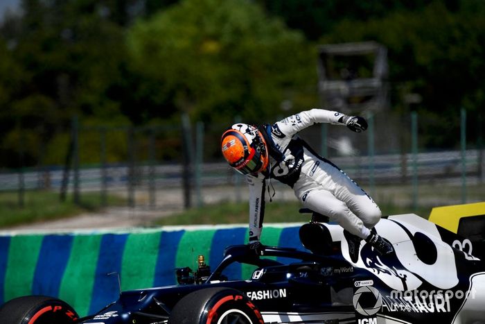 Yuki Tsunoda, AlphaTauri AT02, se baja de su coche tras hacer un trompo en los entrenamientos