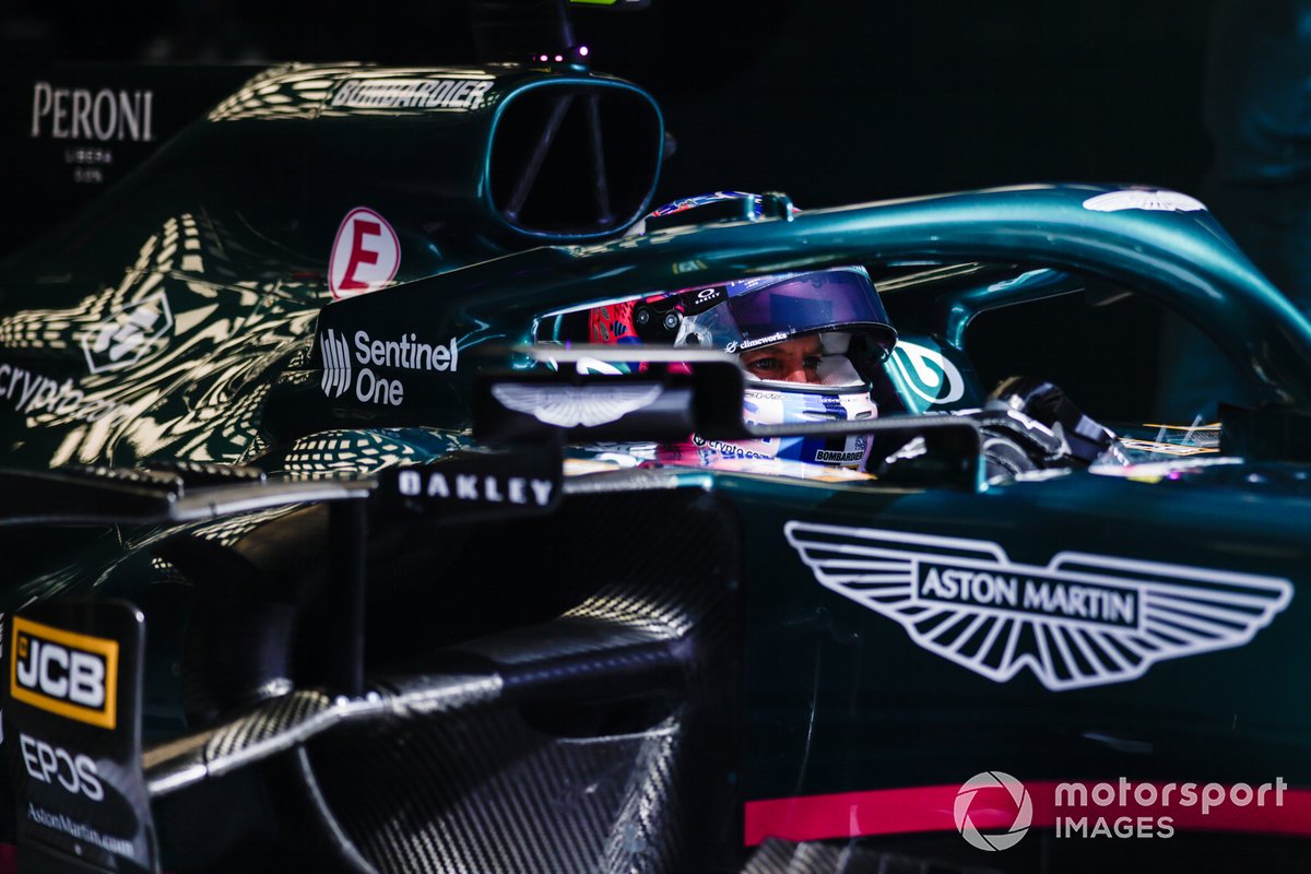 Sebastian Vettel, Aston Martin AMR21, nel garage