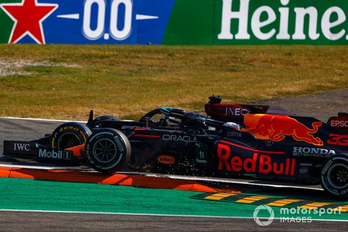 Choque de Lewis Hamilton, Mercedes W12, y Max Verstappen, Red Bull Racing RB16B