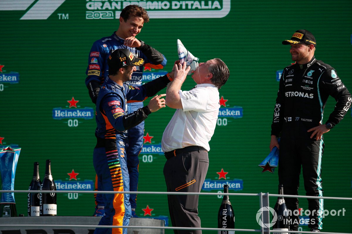 Zak Brown, CEO, McLaren Racing, beve dalla scarpa di Daniel Ricciardo, McLaren, 1a posizione, sul podio
