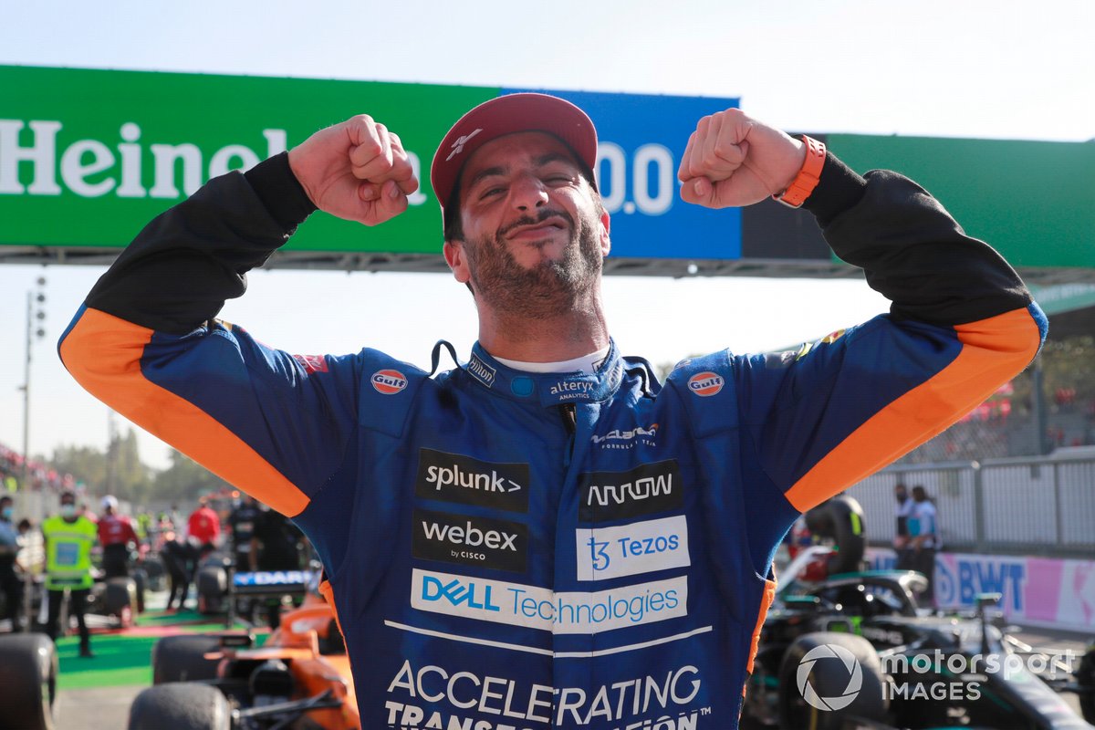 Daniel Ricciardo, McLaren, 1a posizione, festeggia la vittoria nel Parc Ferme