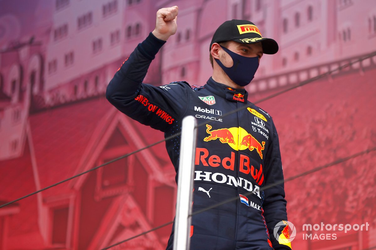 Max Verstappen, Red Bull Racing, secondo classificato, arriva sul podio