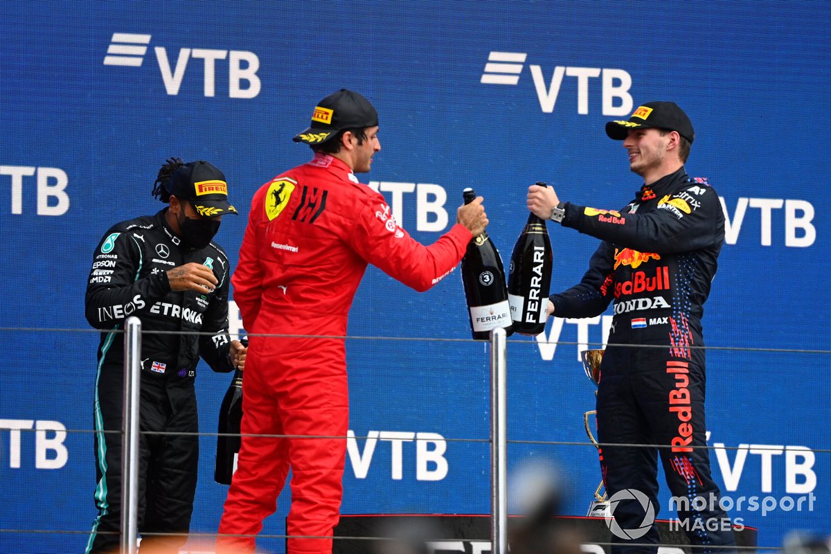 Carlos Sainz Jr., Ferrari, terzo classificato, e Max Verstappen, Red Bull Racing, secondo classificato, si congratulano a vicenda sul podio