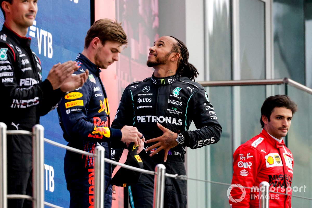 Max Verstappen, Red Bull Racing, 2a posizione, Lewis Hamilton, Mercedes, 1a posizione, e Carlos Sainz Jr, Ferrari, 3a posizione, sul podio