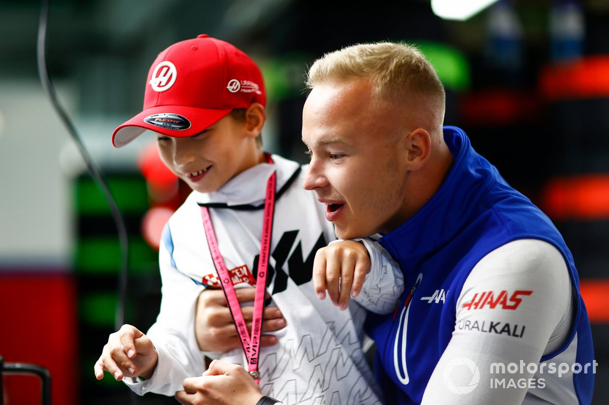 Nikita Mazepin, de Haas F1, con un joven invitado