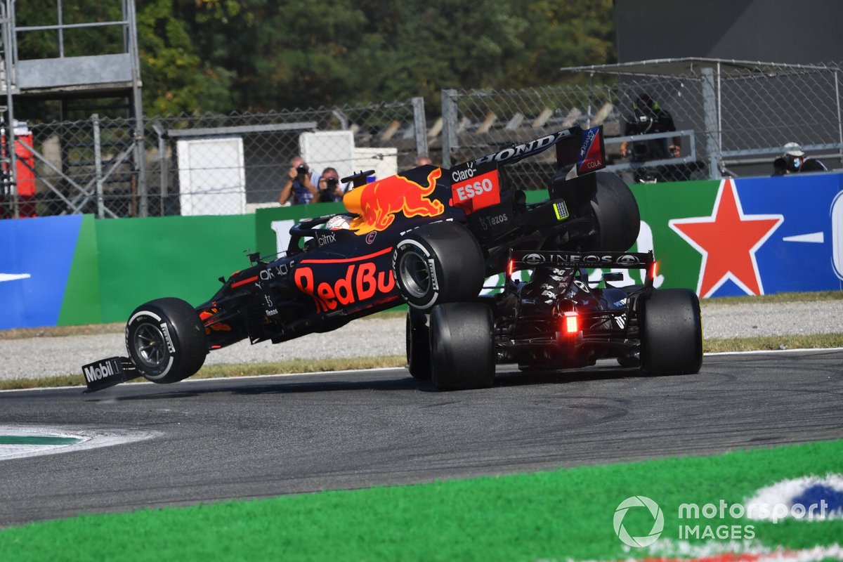 Secuencia del choque de Max Verstappen, Red Bull Racing RB16B, y Lewis Hamilton, Mercedes W12