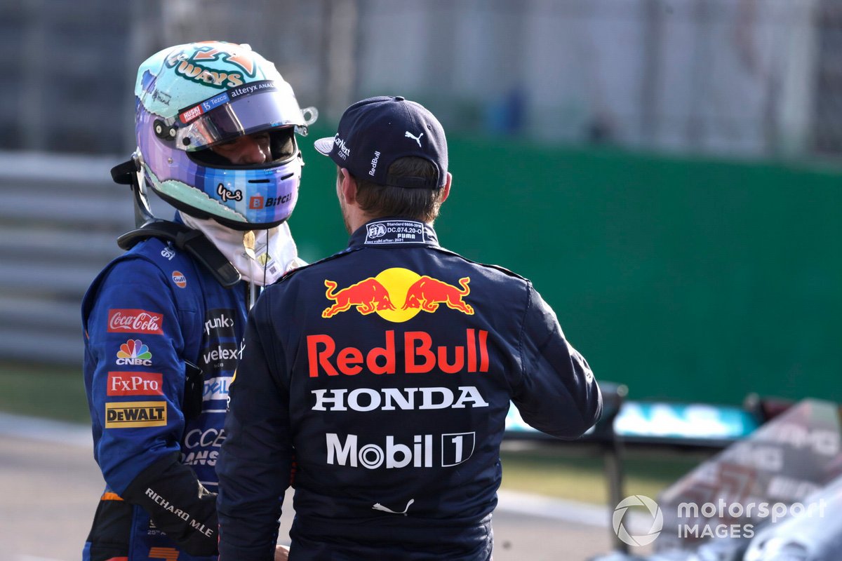 Tercer lugar de la carrera sprint Daniel Ricciardo, McLaren y el segundo lugar Max Verstappen, Red Bull Racing