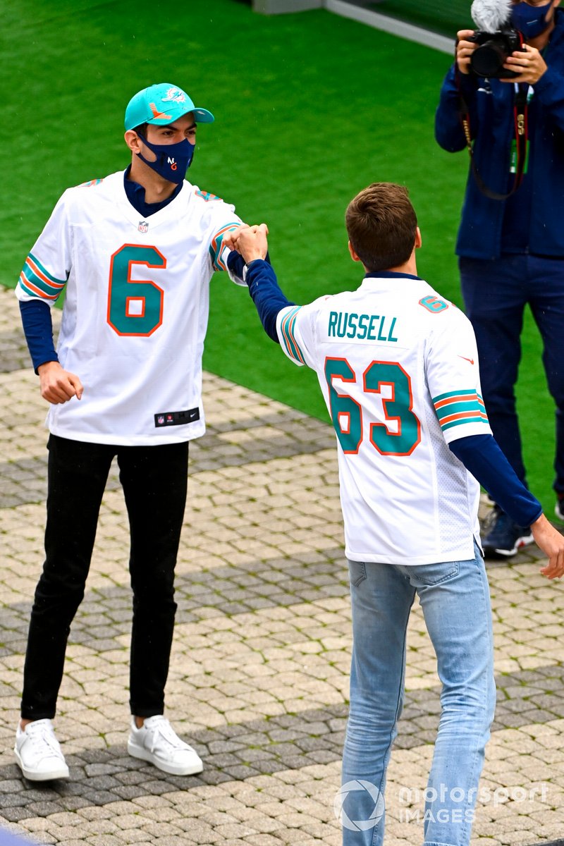 George Russell, Williams y Nicholas Latifi, Williams juegan a la NFL en el paddock