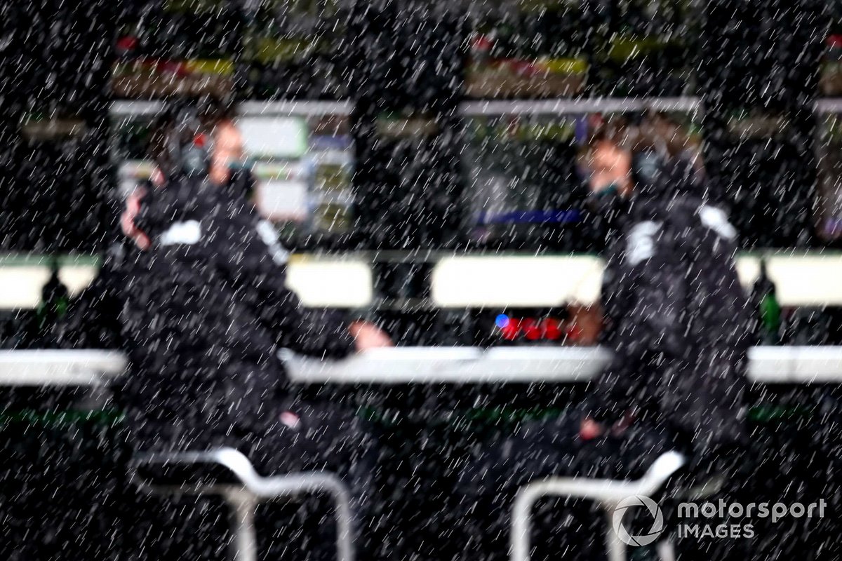 La lluvia cae detrás del muro de boxes de Mercedes
