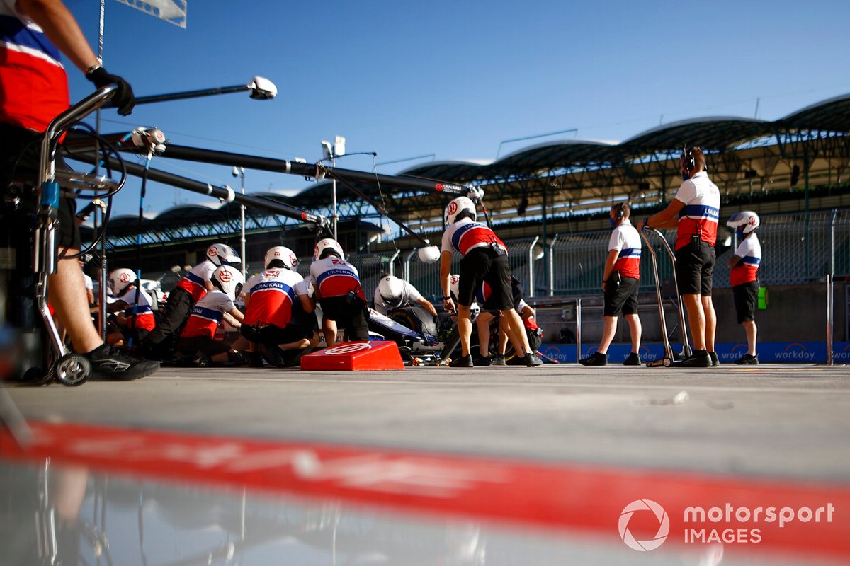 Práctica en boxes del equipo Haas F1