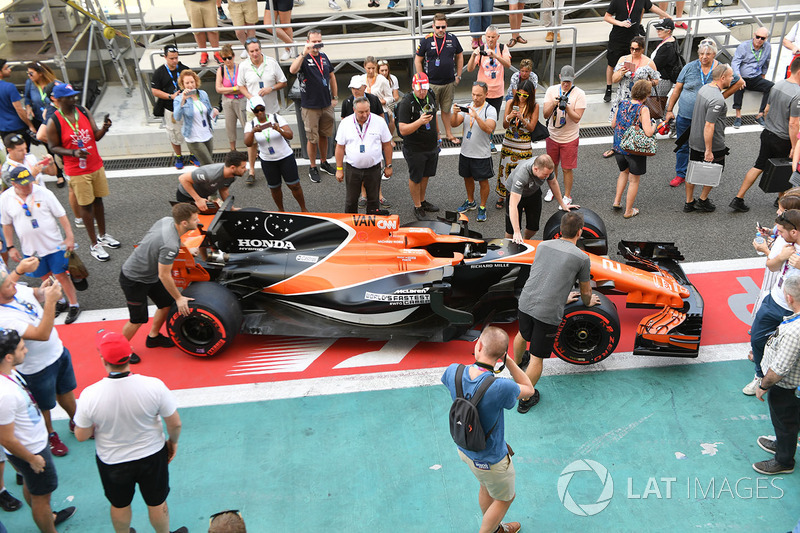 La McLaren MCL32 et des fans dans la voie des stands