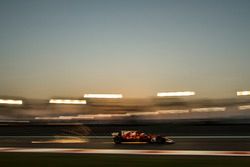 Kimi Raikkonen, Ferrari SF70H sacando chispas