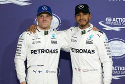 Гонщики Mercedes AMG Валттери Боттас и Льюис Хэмилтон