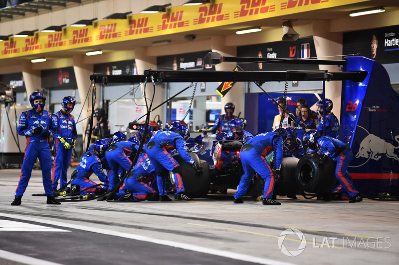 Pierre Gasly, Scuderia Toro Rosso STR13 pit stop