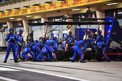 Pierre Gasly, Scuderia Toro Rosso STR13, s'arrête au stand