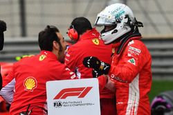 El ganador de la pole Sebastian Vettel, Ferrari celebra