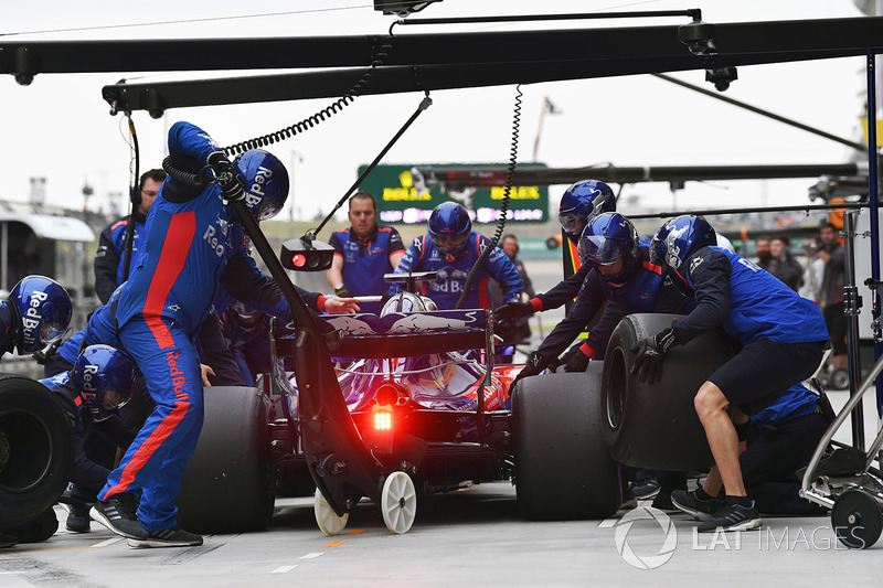 Brendon Hartley, Scuderia Toro Rosso STR13 pit stop