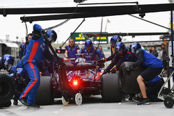 Brendon Hartley, Scuderia Toro Rosso STR13 pit stop