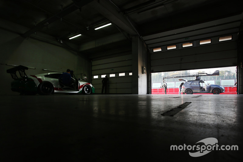 Porsche 911 GT3 Cup nel garage