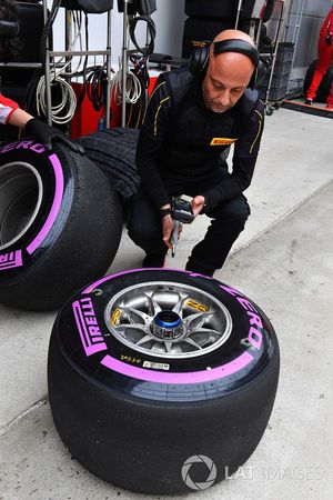 Ingenieros de Ferrari y Pirelli con neumátcos