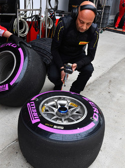 Ingenieros de Ferrari y Pirelli con neumátcos