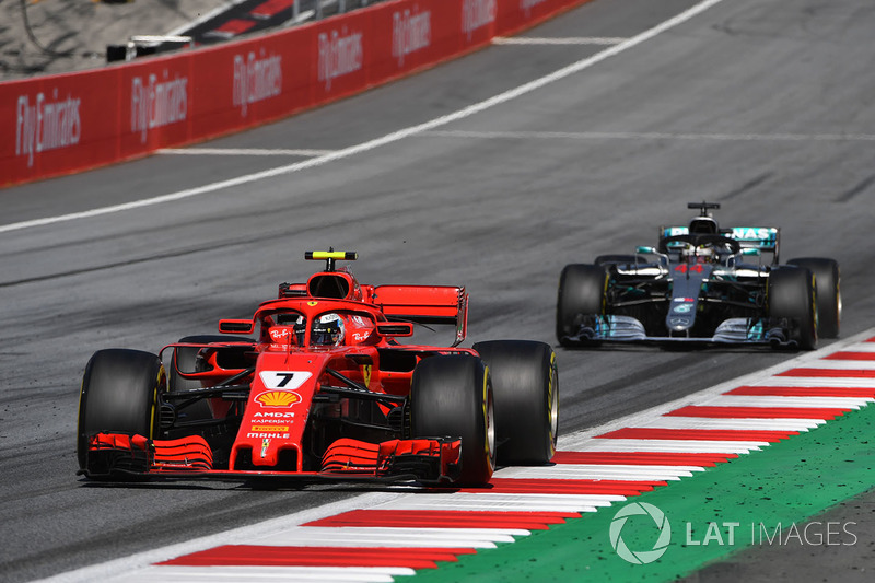 Kimi Raikkonen, Ferrari SF71H precede Lewis Hamilton, Mercedes-AMG F1 W09