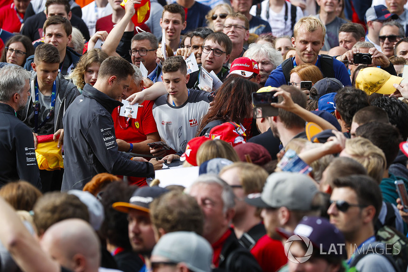 Stoffel Vandoorne, McLaren, firma autógrafos para los fans