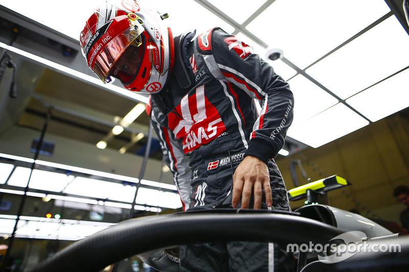 Kevin Magnussen, Haas F1 Team, enters his cockpit