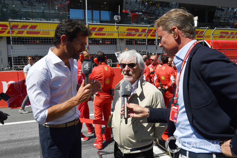 Bernie Ecclestone, discute avec David Coulthard, Channel 4 F1 et Mark Webber sur la grille