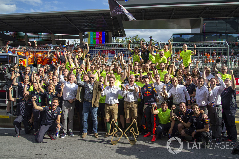 Race winner Max Verstappen, Red Bull Racing celebrates with the team