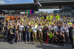 Racewinnaar Max Verstappen, Red Bull Racing viert feest met het team